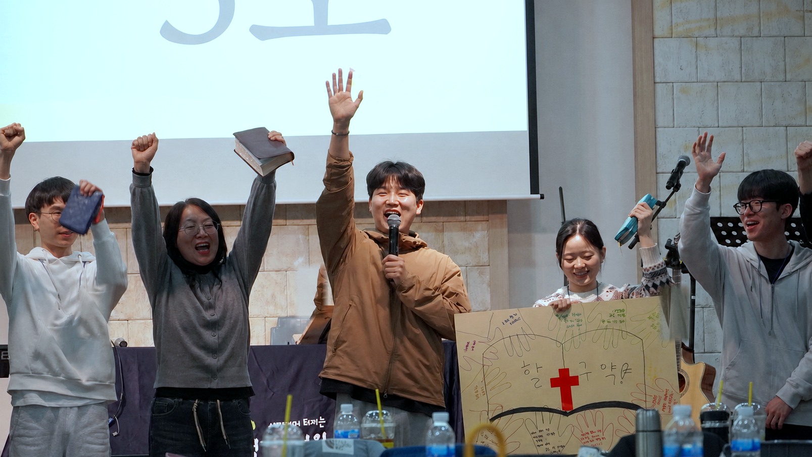 함께 반응하며 즐거워하는 펄 페스티벌 참가자들