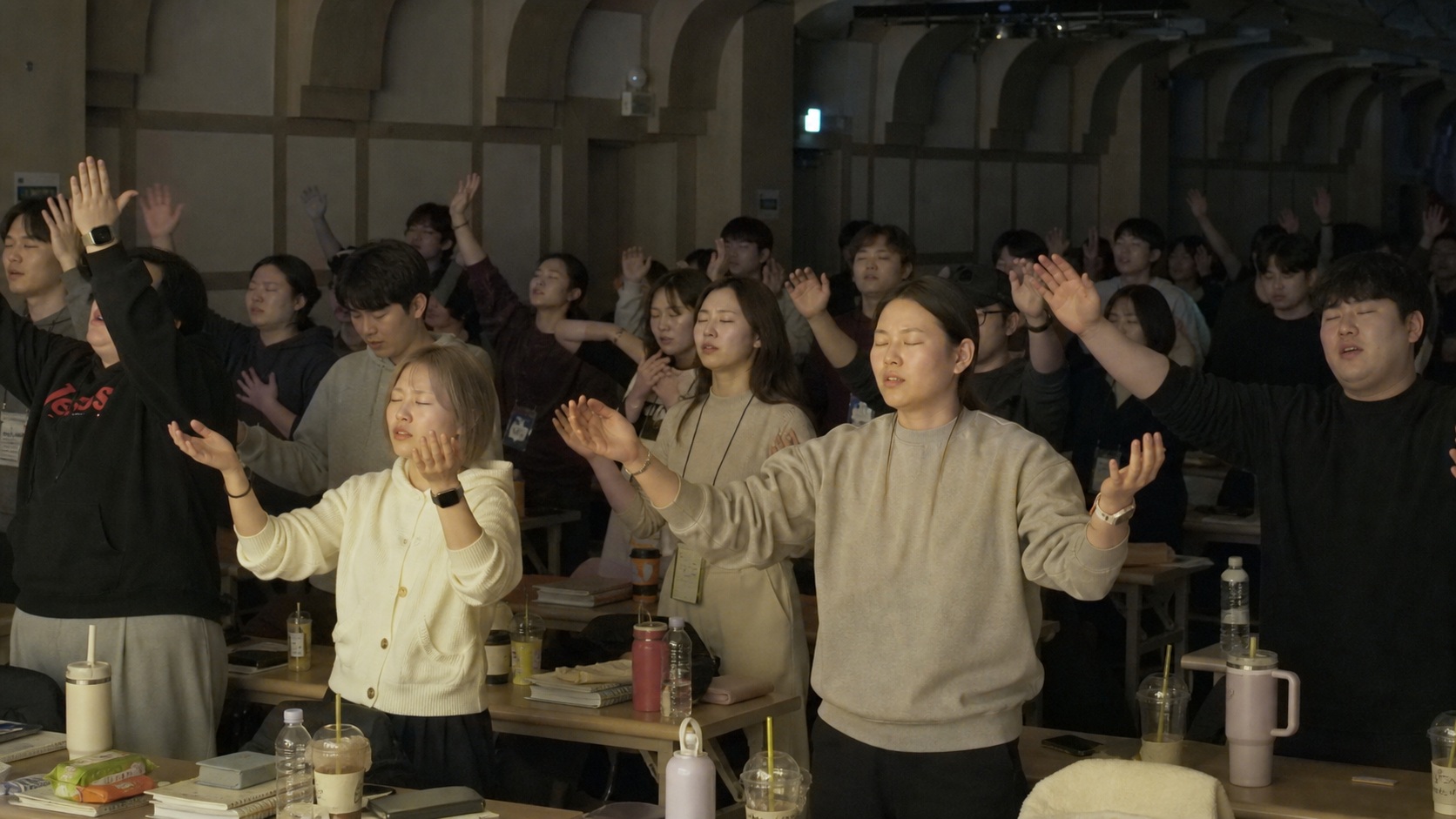 말씀 앞에서 뜨겁게 기도하는 참가자들