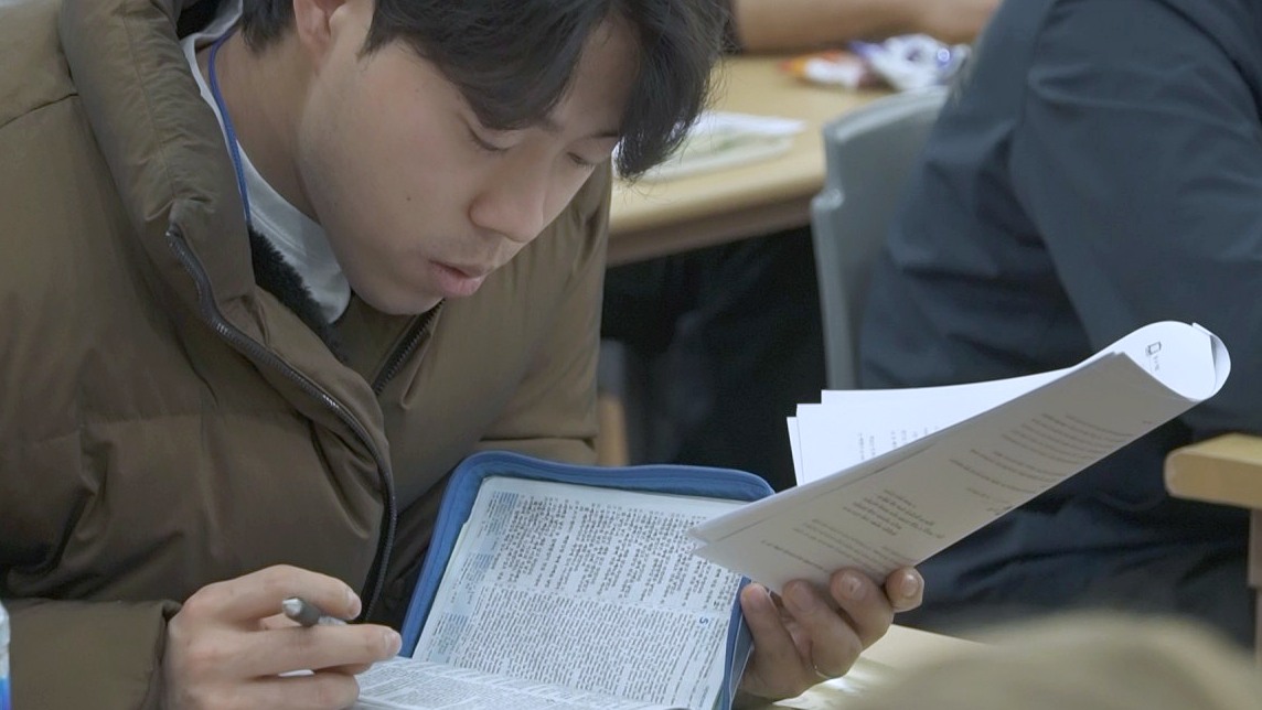 성경 본문을 직접 읽는 참가자