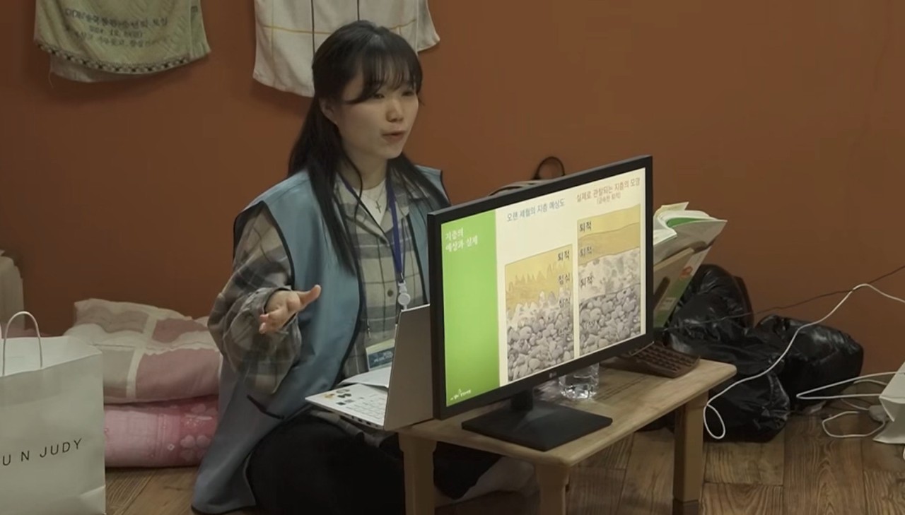 청년 강사가 성경 흐름을 설명하는 모습