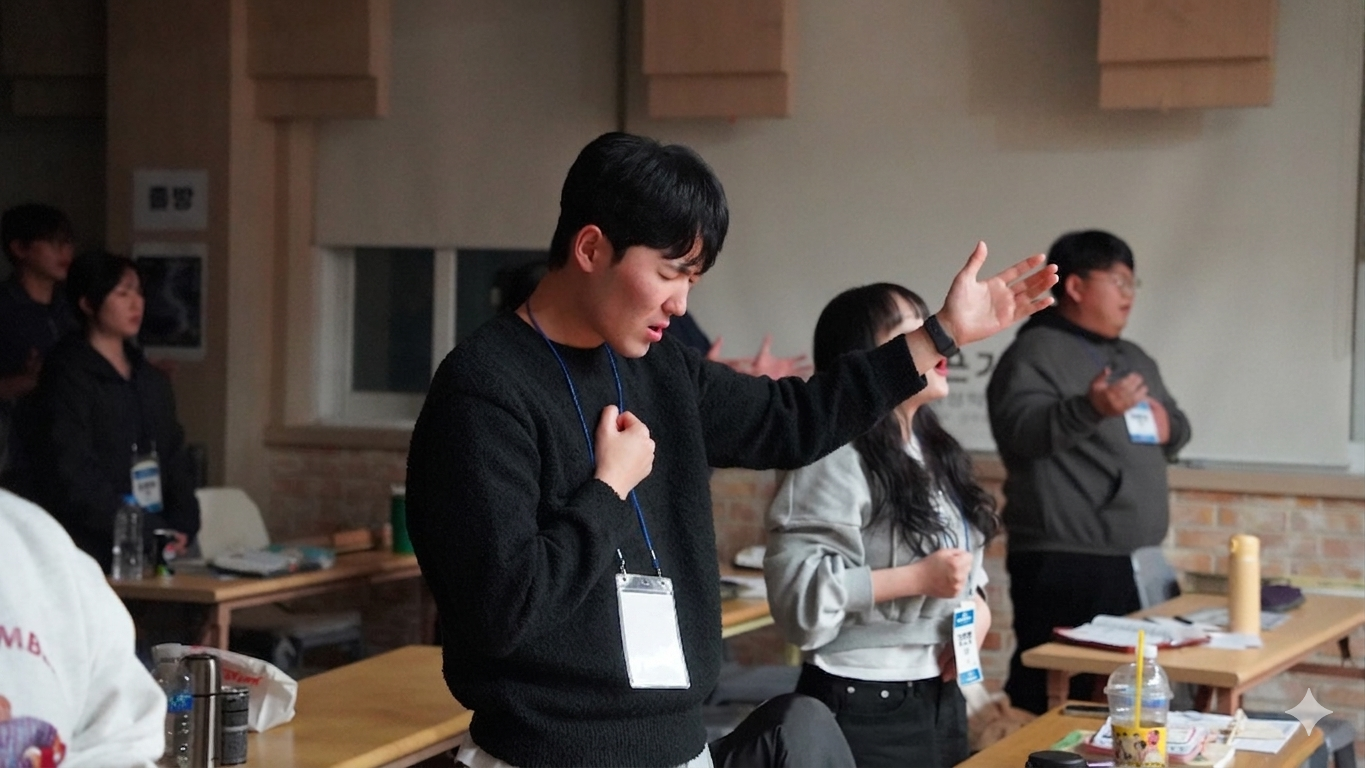 말씀 앞에서 뜨겁게 기도하는 참가자들